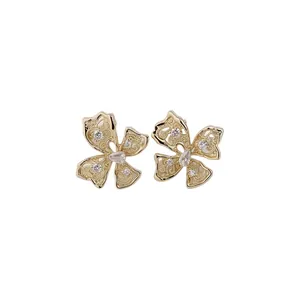 Eleganti orecchini a perno a farfalla traforati in oro con pietre di zirconia cubica.