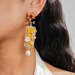 Vue détaillée des boucles d'oreilles vintage avec fleurs en résine et perle