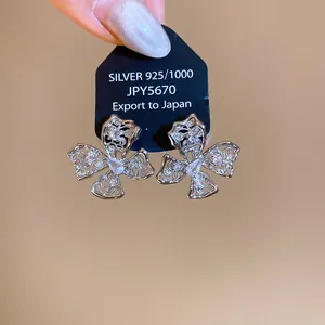 Dettaglio degli orecchini a farfalla traforati con zirconi cubici e finitura in argento 925