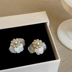Pendientes elegantes de estilo francés con pétalos de nube y perlas blancas en estuche