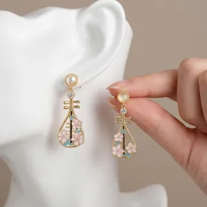 Eleganti orecchini Pipa in stile cinese con smalto ai fiori di ciliegio e pietre zirconi.