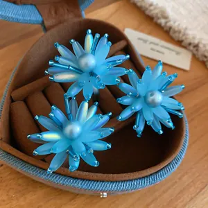 Nahaufnahme von handgefertigtem blauen Acryl-Blumenschmuckset mit Perlen und Perlen