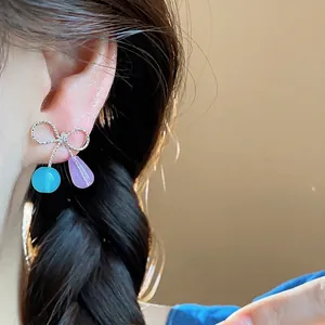 Orecchini a fiocco in argento con gocce d'acqua in resina blu e viola dal design dolce