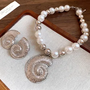 Conjunto de collar de perlas retro con gran colgante de caracola plateada y pendientes
