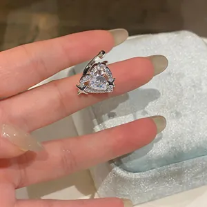 Dettaglio ravvicinato di un elegante ear cuff a cuore e stella in zircone argentato