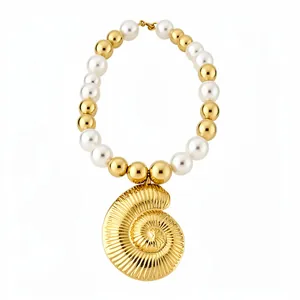 Collar de perlas vintage con un gran colgante de caracol dorado sobre fondo blanco