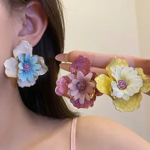 Pendientes de flores de verano con agujas de plata, ideales para vacaciones de playa.