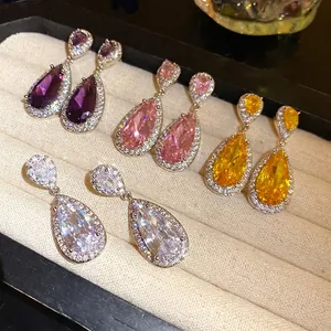 Eleganti orecchini a goccia in zircone multicolore presentati su un vassoio per gioielli di lusso