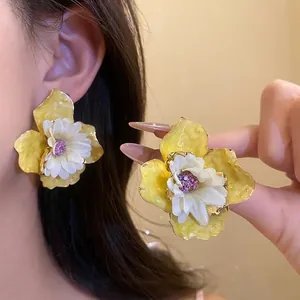 Pendientes de flores amarillas grandes con agujas de plata para vacaciones de verano