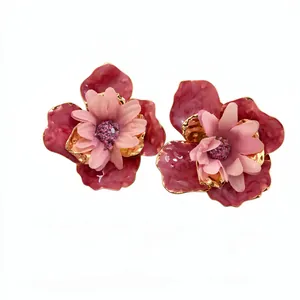 Elegantes pendientes de flor de tela con acentos dorados y agujas de plata para verano