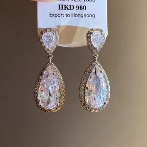 Eleganti orecchini pendenti in zirconia cubica a goccia con finitura in argento puro