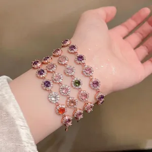 Braccialetti a maglie circolari in zircone colorato con finitura oro rosa al polso
