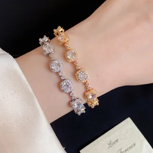 Bracelet à Fermoir Carré en Zirconia Plaqué Or 18K pour Femmes Mode Minimaliste Luxe Léger Bracelet Géométrique Bijoux Cadeau