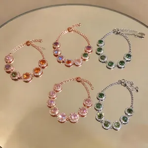 Set di cinque eleganti bracciali in zirconia tonda in vivaci colori di dopamina oro