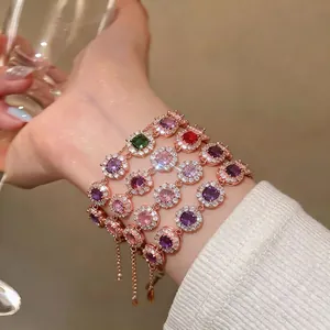 Eleganti braccialetti in oro rosa con pietre di zirconia colorate e un design halo