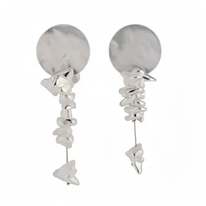 Elegantes pendientes largos geométricos irregulares plateados con diseño de disco martillado
