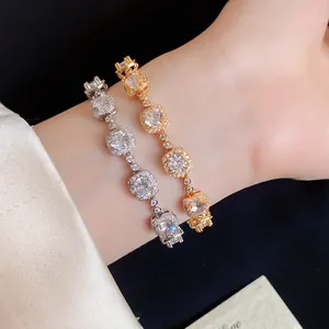 Gros plan de bracelets élégants en zircon plaqué or 18k avec maillons carrés au poignet