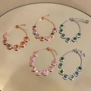 Primo piano di cinque braccialetti a maglie in zircone colorato in oro rosa e argento