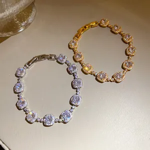 Vue détaillée de bracelets en zircon plaqués or 18 carats et argent avec boucle carrée de luxe