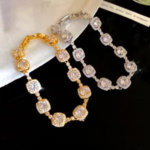 Détail de bracelets plaqués or et argent avec des montures en zircone carrées étincelantes
