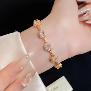 Gros plan d'un élégant bracelet plaqué or 18 carats avec des zircons carrés étincelants