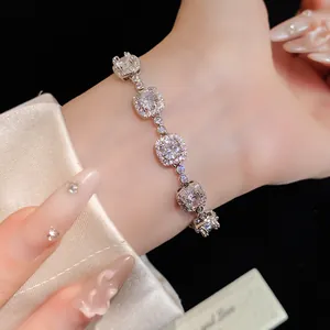 Gros plan détaillé d'un bracelet étincelant en zircone carrée sur un poignet féminin