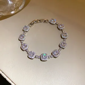 Gros plan sur un bracelet à maillons halo carrés en oxyde de zirconium étincelant