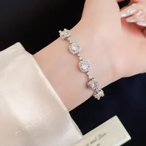 Vue macro détaillée d'un élégant bracelet plaqué argent avec des oxydes de zirconium carrés