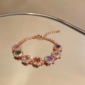 Macro di un lussuoso bracciale in oro rosa con scintillanti zirconi rotondi multicolore