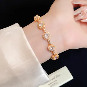 Gros plan d'un bracelet plaqué or 18 carats avec des oxydes de zirconium