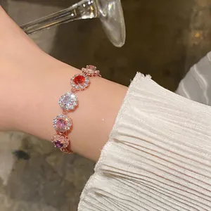Dettaglio ravvicinato di un bracciale in zirconia colorata con maglie rotonde in oro rosa