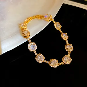 Vue détaillée d'un bracelet plaqué or 18 carats orné de zircons carrés étincelants