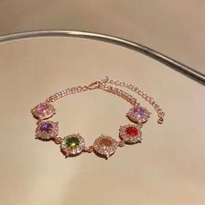 Primo piano di elegante bracciale in oro rosa con fiori di zircone multicolore