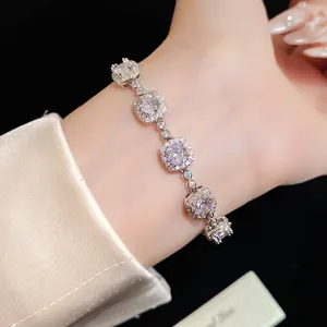 Élégant bracelet plaqué argent avec maillons en zircone cubique carrés au poignet