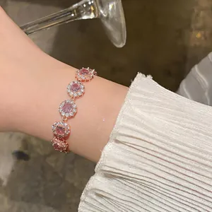 Dettaglio di un elegante bracciale in oro rosa con zirconi rosa circolari