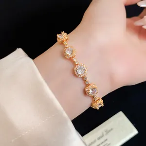 Gros plan d'un élégant bracelet plaqué or 18 carats avec des zircons étincelants
