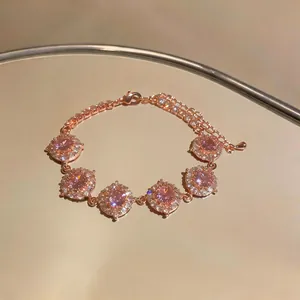 Dettaglio di un elegante bracciale in oro rosa con brillanti pietre di zircone rosa tonde