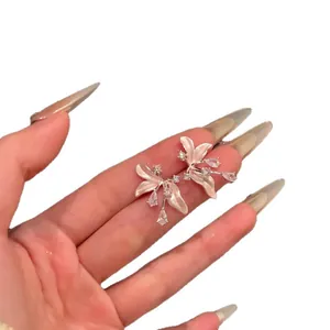 Eleganti orecchini a lobo a forma di fiore in smalto rosa con accenti in zircone lucido.