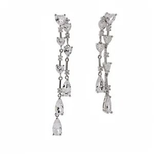 Eleganti orecchini lunghi a cascata con cristalli a cuore e goccia molto scintillanti.