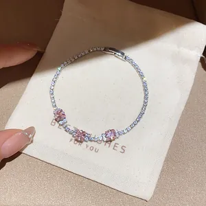 Gros plan d'un bracelet en zircone étincelant avec pierres roses sur pochette