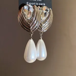 Eleganti orecchini a goccia in argento con un grande cristallo e perla bianca