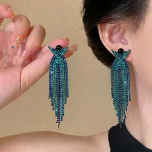 Eleganti orecchini a nappa a croce X in argento S925 con cristalli verde acqua per donna