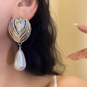 Orecchino a goccia vintage in argento con cristallo a pera e grande pendente di perla