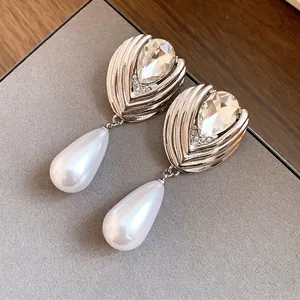 Eleganti orecchini a goccia in argento con cristalli e splendide perle bianche