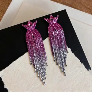 Eleganti orecchini a nappine con strass sfumati rosa e argento a forma di corona.