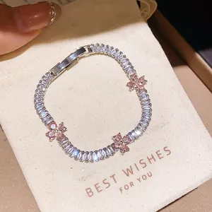 Détail d'un bracelet en argent scintillant avec zircons roses et blancs sertis micro.
