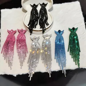 Vari colori di eleganti orecchini pendenti con nappine di strass in primo piano dettagliato