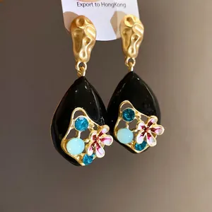 Eleganti orecchini a pendente vintage con fiori, strass e smalto nero per donna