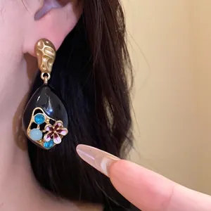 Orecchini a pendente vintage in smalto nero con fiori e strass blu brillanti