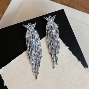 Dettaglio ravvicinato di orecchini a nappa con strass scintillanti e perno in argento S925